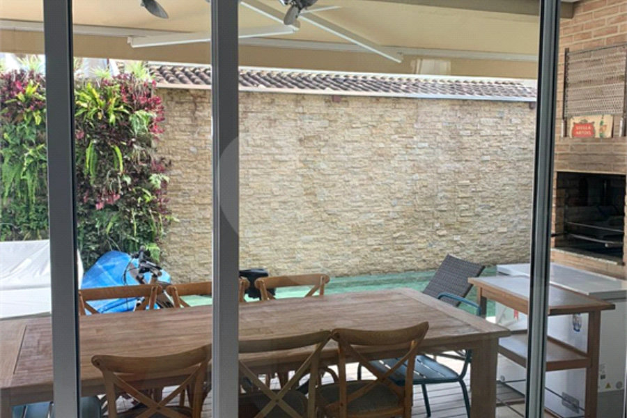 Casa à venda com 4 quartos, sendo 3 suítes, no condomínio Residencial Vila Esmeralda, São Sebastião - SP