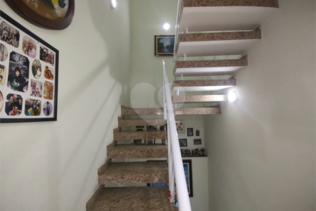 Casa à venda com 3 suítes no condomínio Morada das Hortênsias, São Paulo - SP