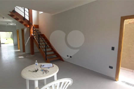 Sobrado à venda com 3 suítes em Alvinópolis, Atibaia, SP