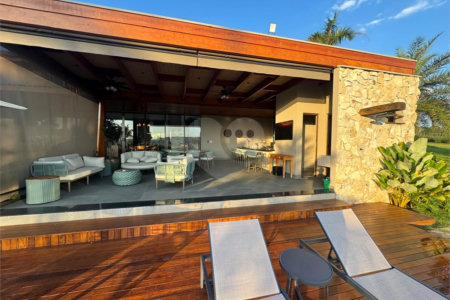 Casa à venda com 6 suítes no condomínio Vila Pinhal, Itirapina - SP