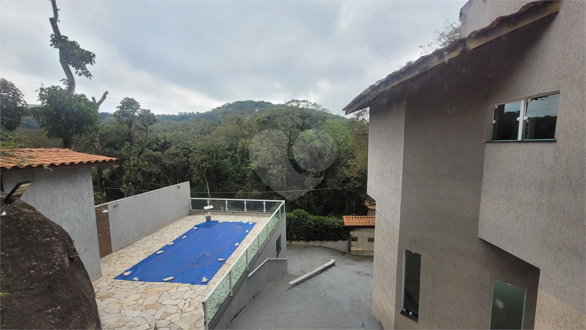 Casa à venda com 4 quartos, sendo 1 suíte, no condomínio Parque Suiça, Caieiras - SP