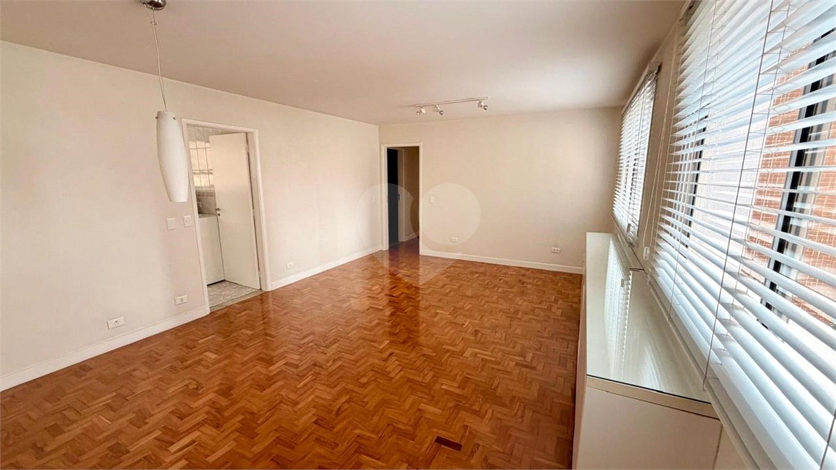 Apartamento à venda com 3 quartos, sendo 1 suíte,  em Moema, São Paulo, SP