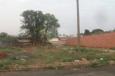 Terreno com 2.201,56 m² de área total.