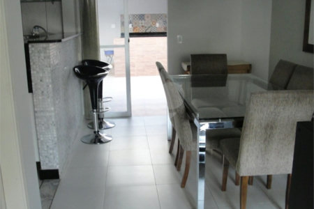 Casa à venda com 3 quartos, sendo 1 suíte, no condomínio Village Jardim Versailles, Jundiaí - SP
