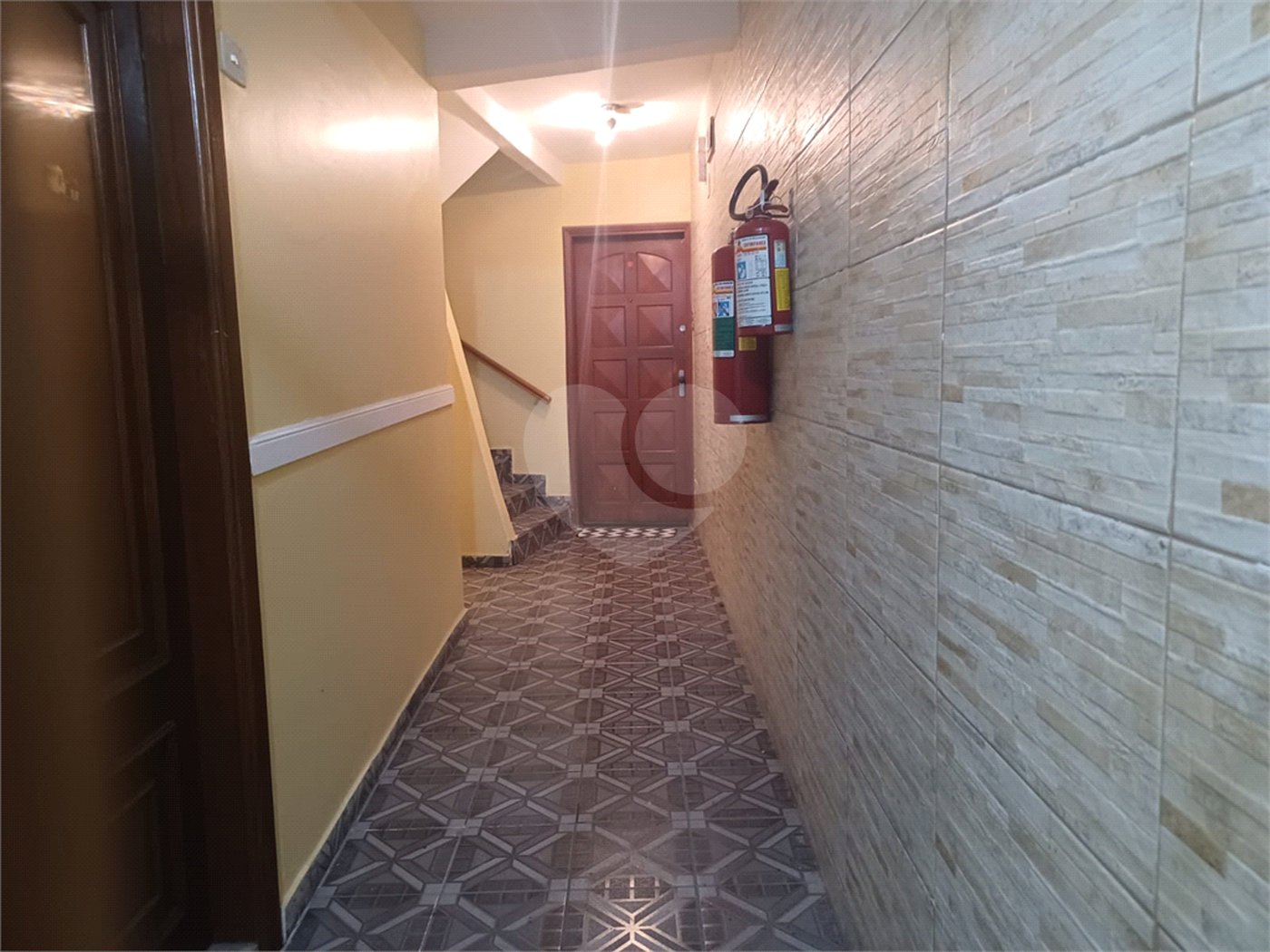 Apartamento super bem localizado, com 01 dormitório e armário embutido