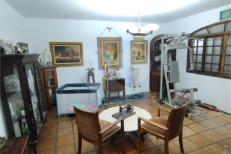 Casa à venda na Vila Mariana de 300 metros quadrados, com 3 dormitórios, 1 suíte e 2 vagas.