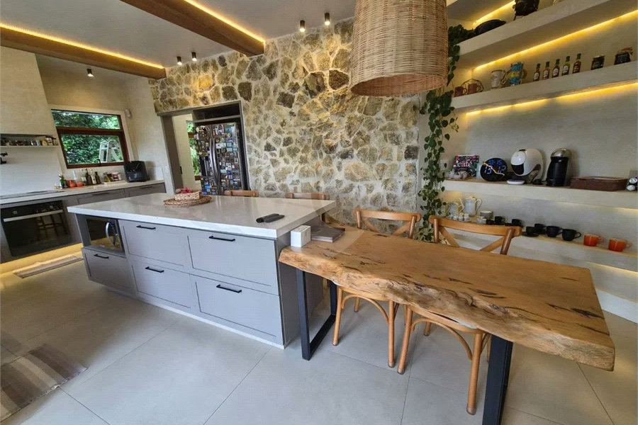 Casa em Condomínio de Alto Padrão no Suíça da Cantareira.