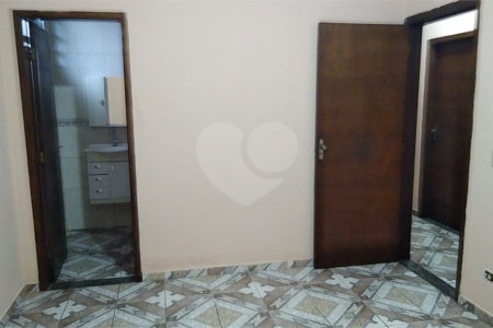 Casa Térrea com 3 dormitórios, sendo 1 suíte.