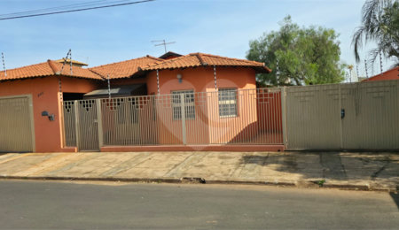 Casa à venda com 3 quartos, sendo 2 suítes, em Parque Fehr, São Carlos, SP