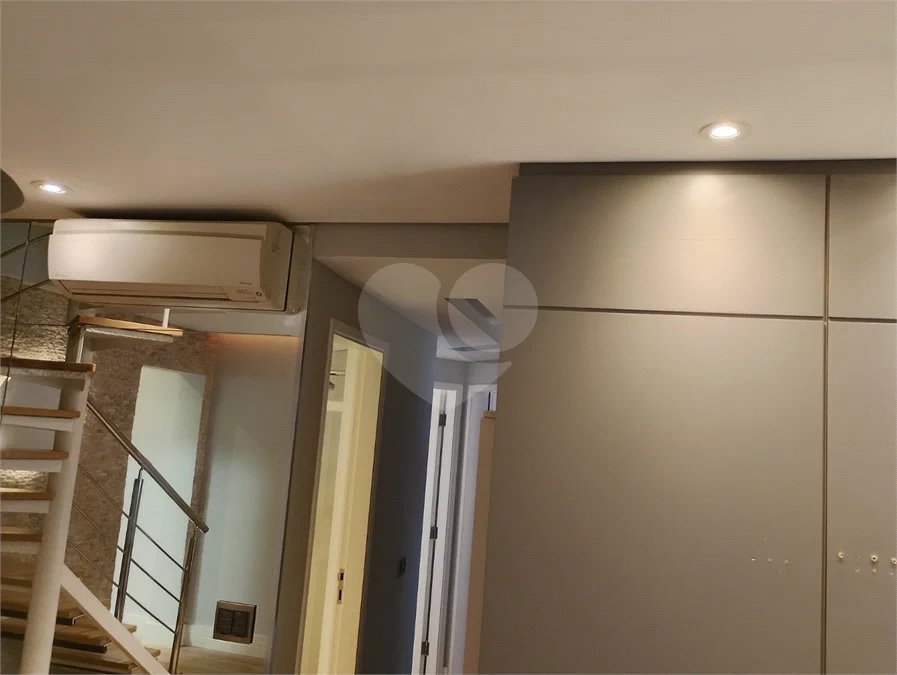 Linda cobertura Duplex om 3 dormitórios, sendo uma suíte com armários e ar condicionado e 2 vagas .