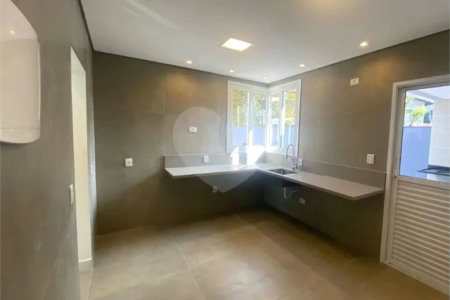 Casa à venda no bairro Dos Casa, em São Bernardo do Campo, com 280 m², 4 dormitórios, 3 suítes, 4 vagas, hidromassagem e fácil acesso às principais rodovias.