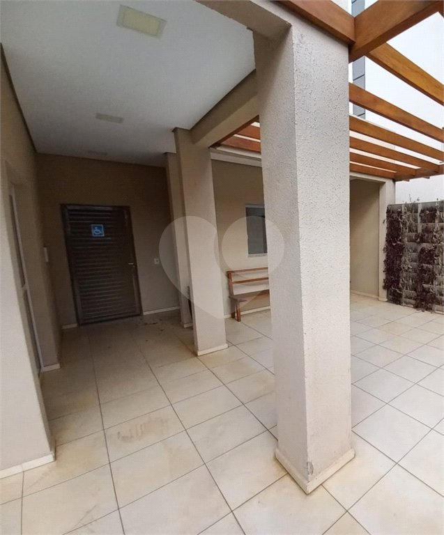 Apartamento no Condomínio Mont Vernon .