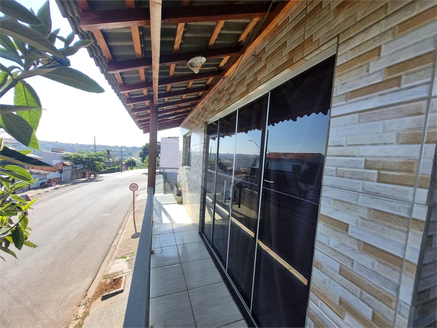 Sobrado 3 quartos e área comercial em baixo.