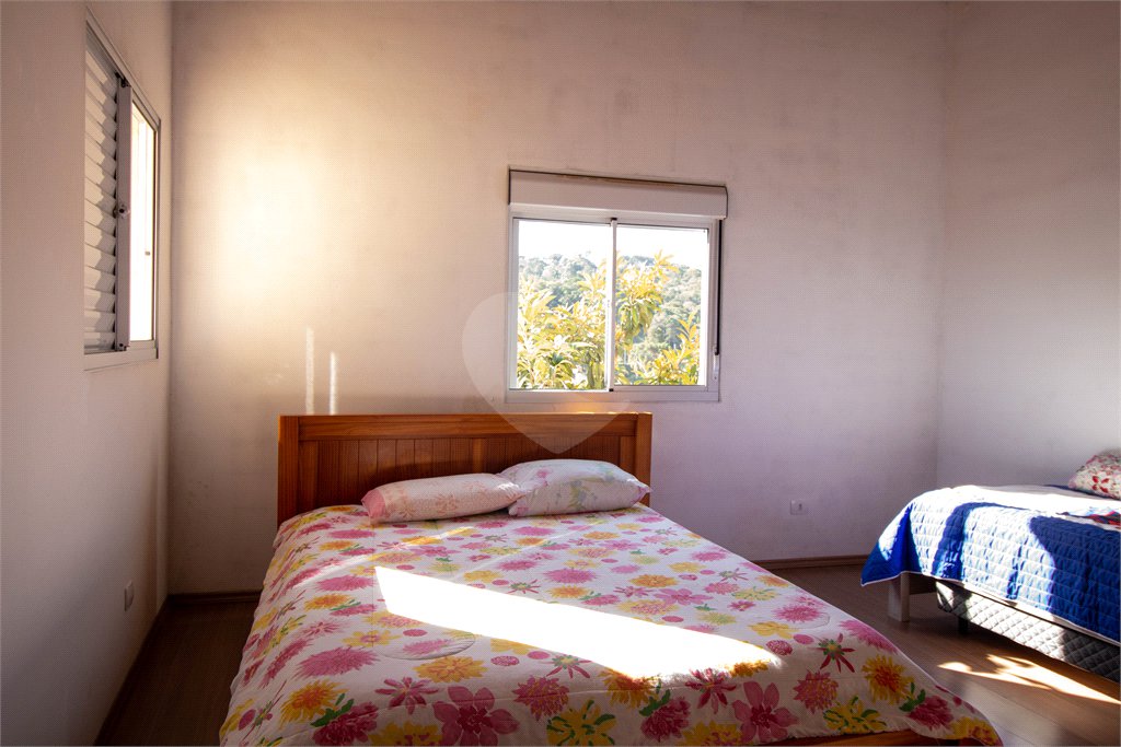 Sobrado à venda com 4 quartos, sendo 1 suíte,  em Vila Aguiar, São Roque, SP