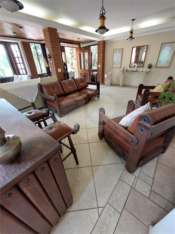 Casa à venda ou para alugar com 5 quartos, sendo 1 suíte, em Cumbari, Mairiporã, SP