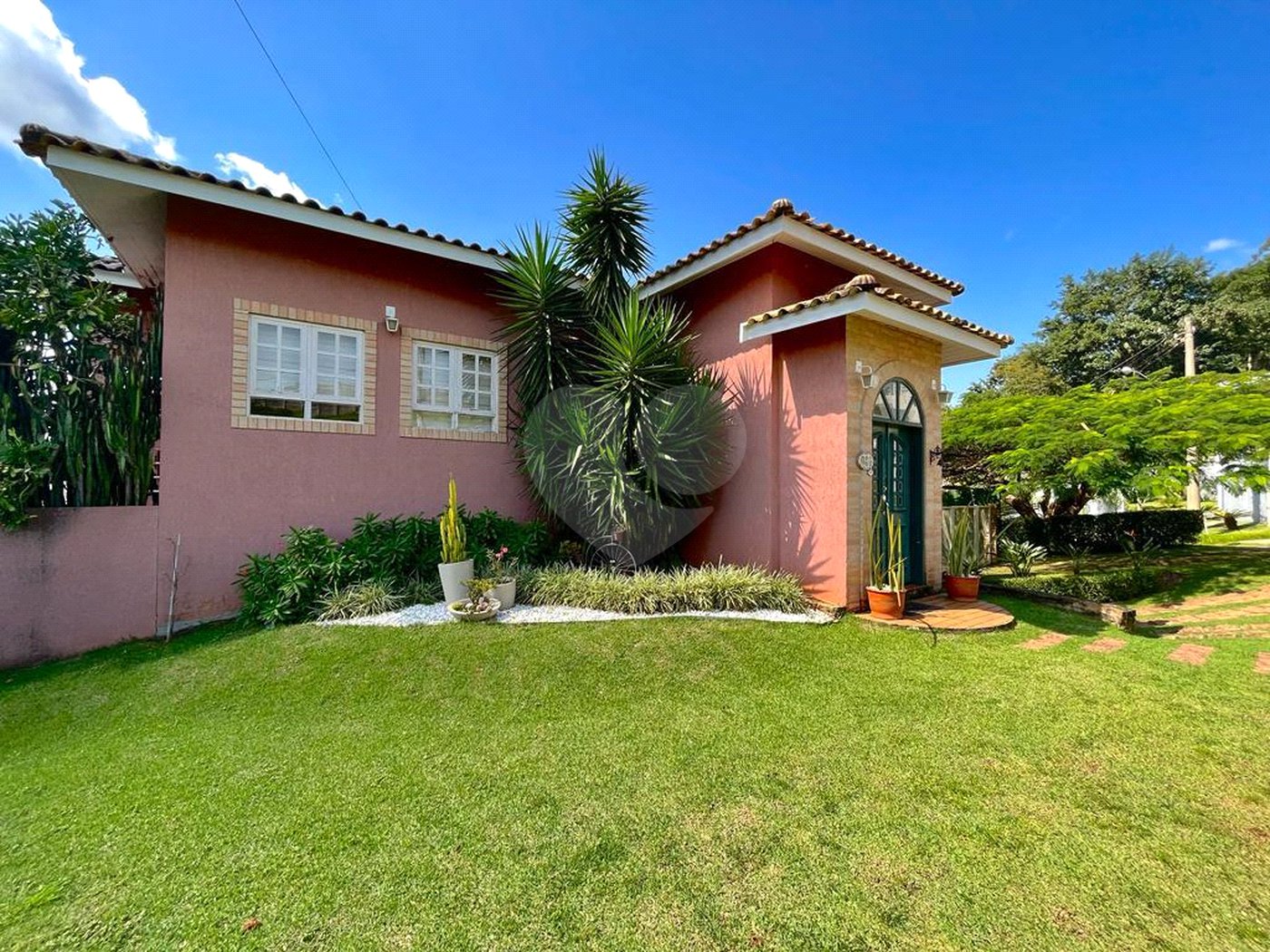 Casa à venda com 5 quartos, sendo 3 suítes, no condomínio Santa Teresa 1, Vinhedo - SP