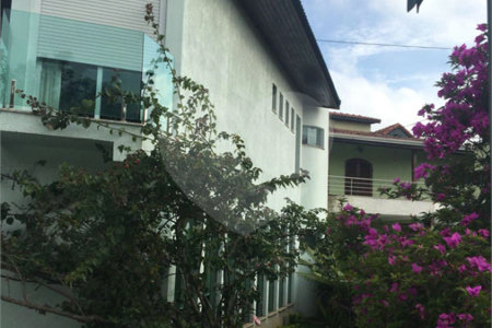 Sobrado à venda ou para alugar com 3 quartos, sendo 1 suíte, em Dos Casa, São Bernardo do Campo, SP
