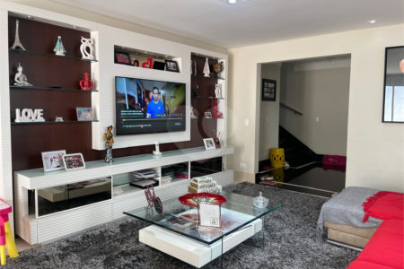Casa à venda com 4 quartos, sendo 2 suítes,  no condomínio Village Place, São Paulo - SP