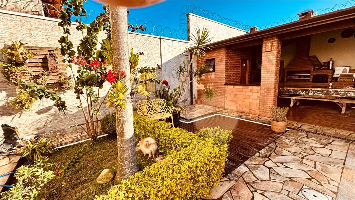 Sobrado à venda com 3 quartos, sendo 1 suíte, em Chácara Recanto Verde, Cotia, SP