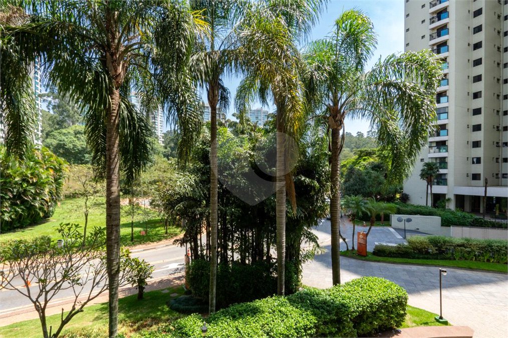 Apartamento à venda com 3 quartos, sendo 1 suíte, em Jardim Morumbi, São Paulo, SP