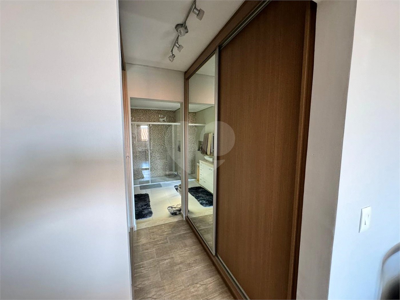Casa à venda com 3 quartos, sendo 1 suíte, no condomínio Residencial Jardim das Flores 1510, Cotia - SP