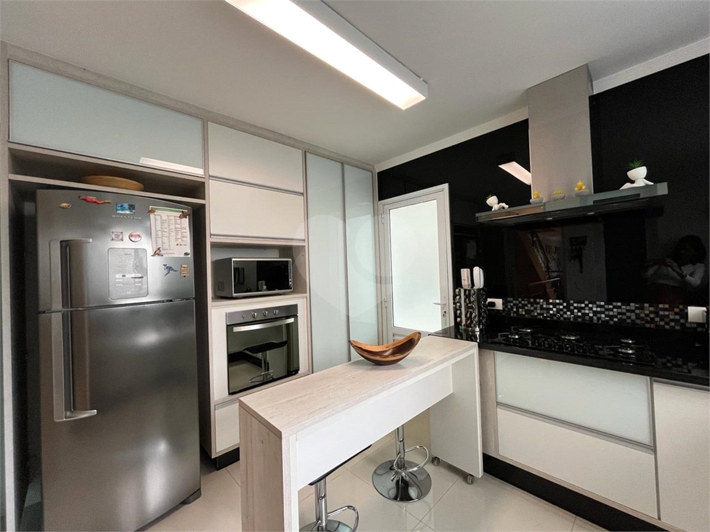 Casa à venda com 4 quartos, sendo 2 suítes, no condomínio Floradas da Serra, São Paulo - SP