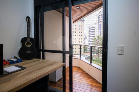 Apartamento à venda com 4 quartos, sendo 3 suítes, em Moema, São Paulo, SP