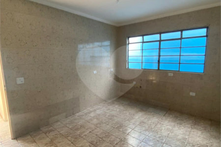 Casa Térrea com 3 dormitórios, sendo 2 suítes.