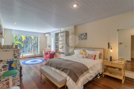 Casa à venda com 6 quartos, sendo 2 suítes, no condomínio Chácara Flora, São Paulo - SP