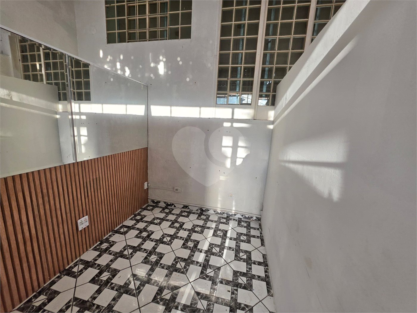 Salão à venda ou para alugar com 3 quartos, sendo 1 suíte, em Jardim Monjolo, São Paulo, SP