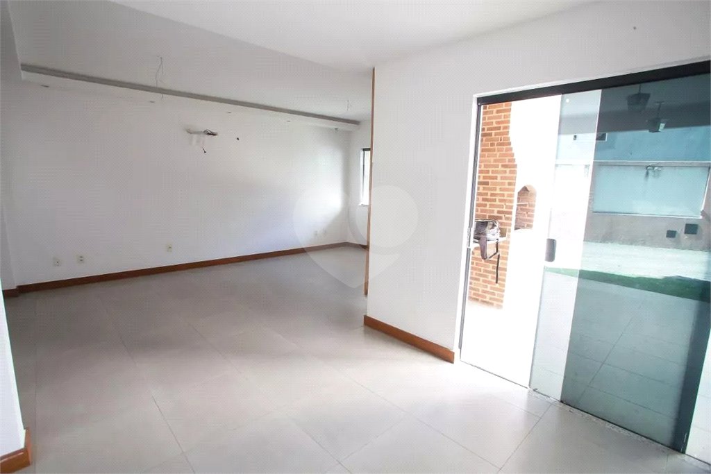 Casa à venda com 4 quartos, sendo 3 suítes, no condomínio Lícia de Alvarenga, Rio de Janeiro - RJ