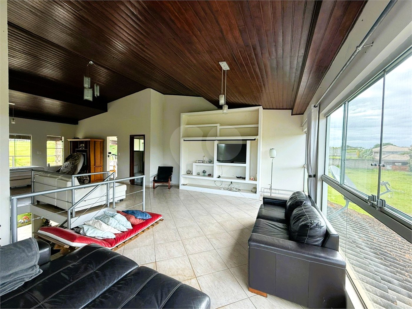 Casa à venda com 4 quartos, sendo 3 suítes, no condomínio Village da Serra, Araçoiaba da Serra - SP
