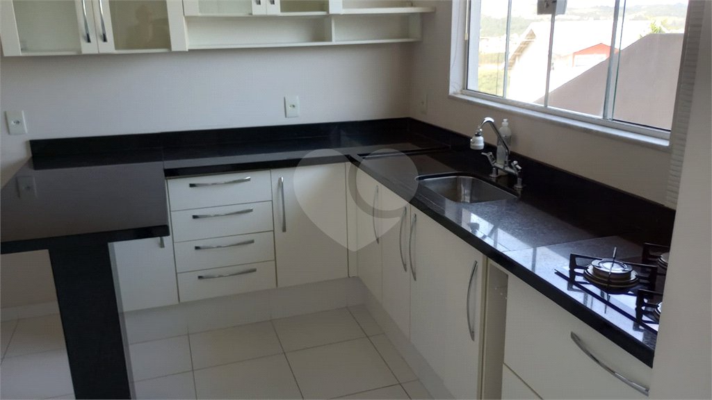 Casa à venda com 3 suítes no condomínio Picollo, Louveira - SP
