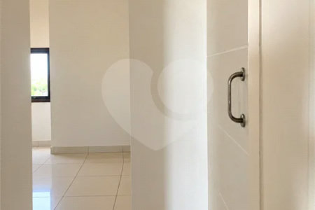 Cobertura de 255 m² com 3 dormitórios, 1 suíte, cozinha planejada, 2 vagas e área gourmet com churrasqueira.