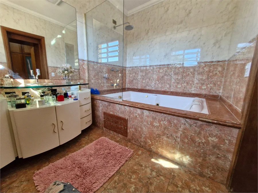 Casa à venda com 4 suítes no condomínio Villa Viana II, Cotia - SP