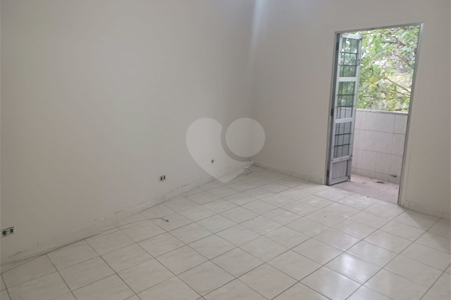 Apartamento super bem localizado, com 01 dormitório e armário embutido
