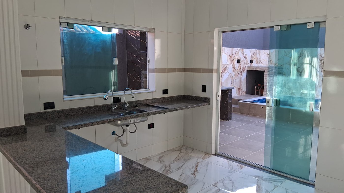 Casa à venda com piscina em Itanhaém