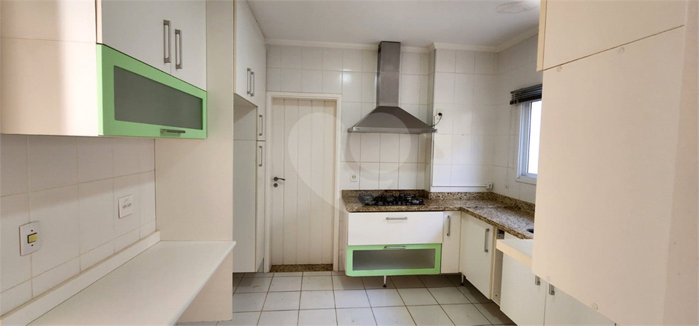 Casa à venda com 3 suítes no condomínio Recanto dos Paturis, Vinhedo - SP