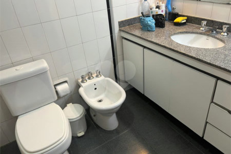 Casa à venda com 4 quartos, sendo 3 suítes, no condomínio Vitoria Regia, São Paulo - SP