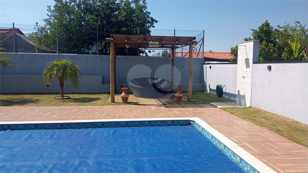 Casa à venda com 3 quartos, sendo 1 suíte, no condomínio Village da Serra, Araçoiaba da Serra - SP