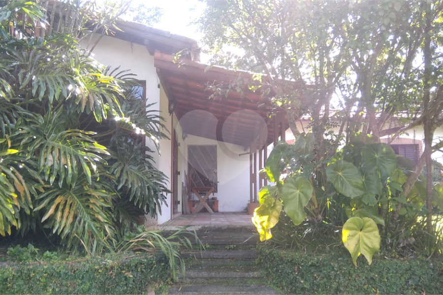 Casa à venda com 5 quartos, sendo 3 suítes, no condomínio Alpes da Cantareira, Mairiporã - SP