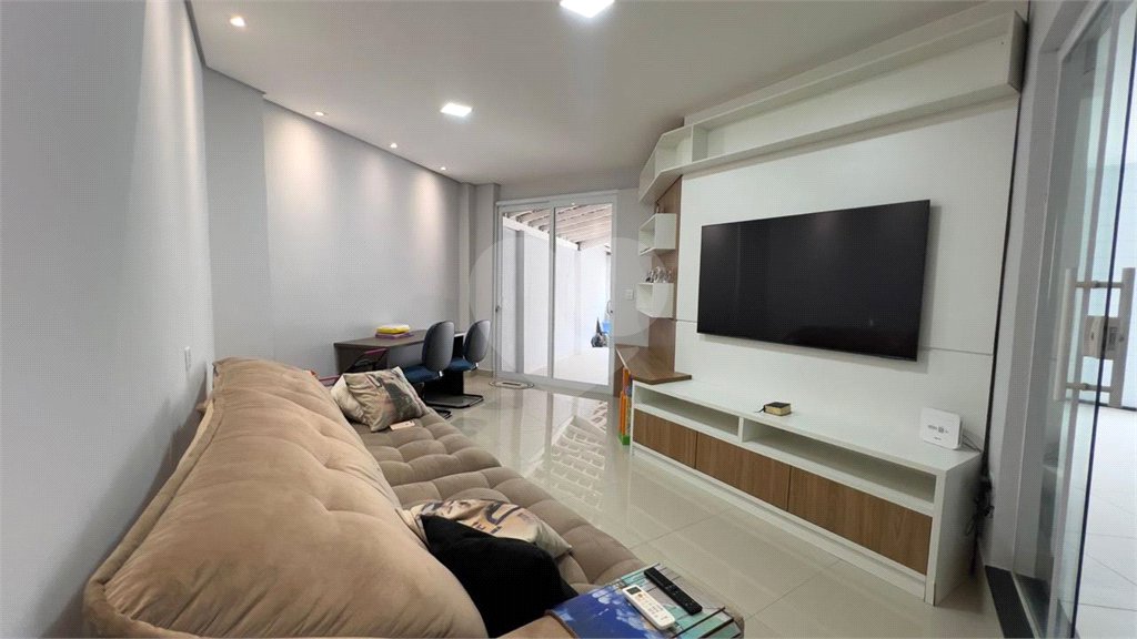 Casa à venda com 3 quartos, sendo 1 suíte,  no condomínio Jardim das Flores, Sorocaba - SP
