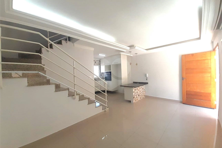 Casa à venda com 3 quartos, sendo 1 suíte, no condomínio Apeu, São Paulo - SP