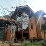 Casa à venda ou para alugar com 3 quartos, sendo 1 suíte, no condomínio Associação Reserva das Hortênsias, Mairiporã - SP