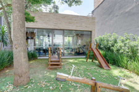 Casa à venda com 4 quartos, sendo 3 suítes, no condomínio Jardim Flora, São Paulo - SP