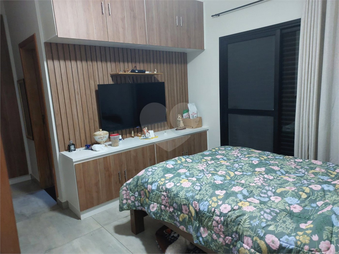 Casa à venda com 4 quartos, sendo 2 suítes,  no condomínio Figueira Garden, Atibaia - SP