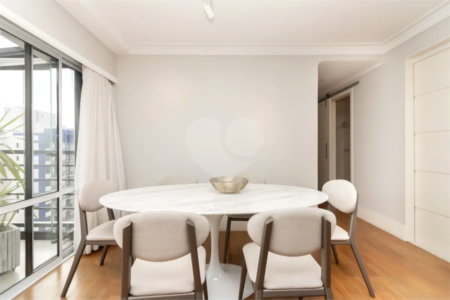 Apartamento à venda com 3 quartos, sendo 2 suítes, em Vila Olímpia, São Paulo, SP