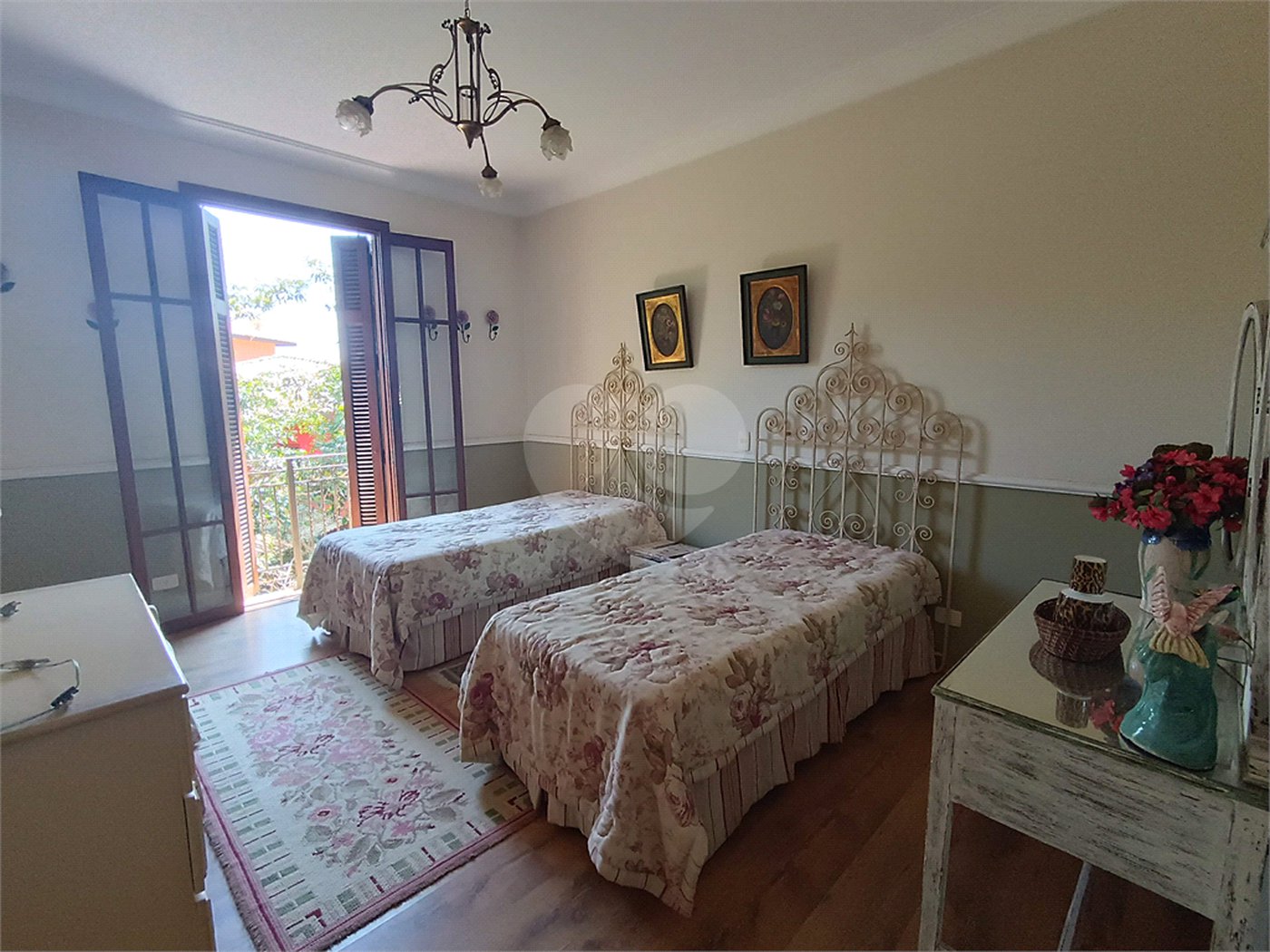 Casa à venda com 4 quartos, sendo 3 suítes, no condomínio Patrimônio do Carmo, São Roque - SP