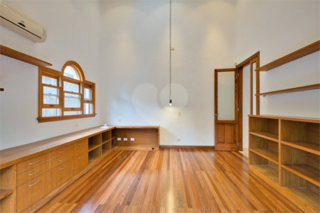 Casa Térrea à venda com 5 quartos, sendo 3 suítes, em Alto da Boa Vista, São Paulo, SP