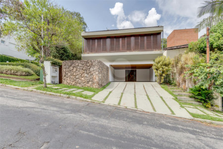 Casa à venda com 5 quartos, sendo 3 suítes, no condomínio Granja do Morumbi, São Paulo - SP